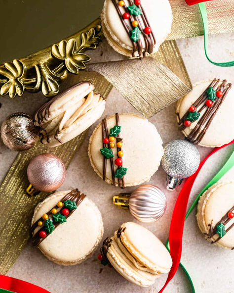 Gingerbread macarons wilth Christmas sprinkles on top and surrounded by Christmas ornaments and ribbons. Gingerbread Buttercream, Homemade Christmas Cookie Recipes, Holiday Macarons, Macarons Flavors, Macarons Easy, Festive Cookie Recipes, Party Recipe Ideas, Holiday Dessert Table, Cookie Brownies