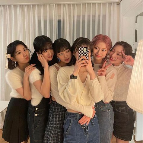 6 Korean Best Friends, Korean Friends, Six Girl, Pfp Kpop, Friendship Photoshoot, Korean Best Friends, Girl Friendship, Best Friend Outfits, Best Friends Shoot