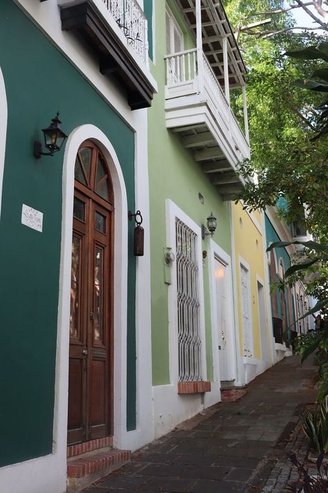 Houses Beautiful, Houses Art, Home Gym Design Garage, Caribbean Homes, Mexico House, Puerto Rican Culture, House Design Exterior, Old San Juan, Spanish Style Home