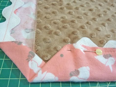 Flannel Baby Blanket, Flannel Baby Blankets, Sew Ins, Baby Sewing Projects, Quilt Binding, Quilt Baby, Baby Projects, Diy Couture, Easy Sewing Projects