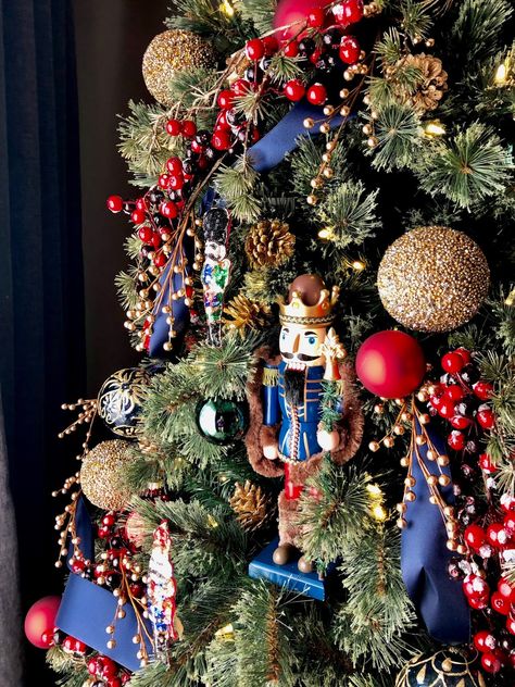 Timeless Classic Nutcracker - Kunna by Karla Toy Soldier Christmas Tree, New Christmas Tree Decor Ideas 2022, Christmas Tree With Nutcrackers, Nutcracker Decorations Ideas, Christmas Tree Decor Ideas 2022, Classic Christmas Tree Decor, Timeless Christmas Tree, New Year Tree Decoration, Navy Blue Christmas Tree