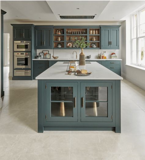 Mashup Monday 7: Inspired English Kitchen Details from Tom Howley - Slave to DIY Desain Pantry Dapur, Green Kitchen Inspiration, Tom Howley, Green Kitchen Designs, Dark Green Kitchen, Desain Pantry, Open Plan Kitchen Dining, Kitchens Luxury, Classic Kitchen