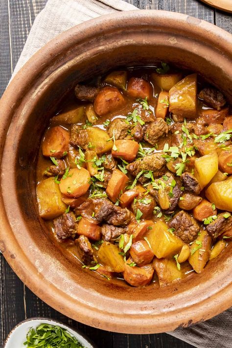 Turkish casserole with beef and vegetables is a super comforting stew. It is slow cooked and you have the most flavorful dish. #turkishrecipe #claypot #earthenware #beefstew #turkishstew Clay Pot Cooking Recipes, Turkish Food Traditional, Beef Stew Recipes, Turkish Recipe, Stew Beef, Vegetable Beef Soup, Health Dinner, Beef Stew Recipe, Beef Soup