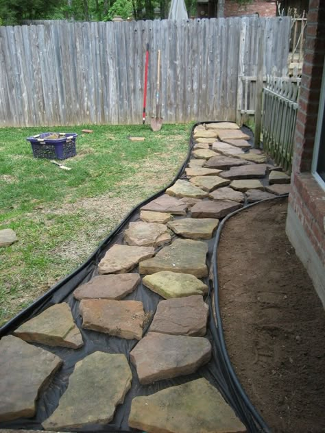 Build your own backyard flagstone pathway - The Owner-Builder Network Diy Stone Walkway, Flagstone Pathway, Flagstone Walkway, Pergola Diy, Backyard Walkway, Garden Pathways, Pathway Landscaping, Walkways Paths, Stone Walkway