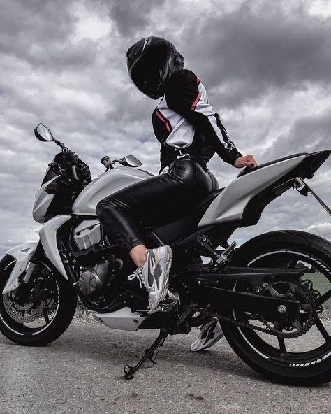 Motorcycle Photo Shoot, Female Motorcycle Riders, Biker Couple, Motorcycle Couple, Motocross Love, Image Moto, Biker Photoshoot, Bike Aesthetic, Motorcycle Photography