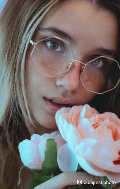 Foster Grant Reading Glasses, Bangs And Glasses, Rose Gold Glasses, Marc Jacobs Glasses, Glasses Look, Cute Glasses Frames, Female Portrait Photography, Glasses Inspiration, Rose Gold Colour