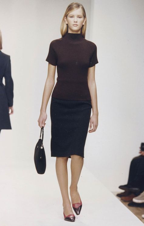 90s Minimalism Fashion, 1995 Fashion, 90s Prada, Prada Runway, 90s Model, Run Through, 1990s Fashion, Womenswear Fashion, Elegante Casual