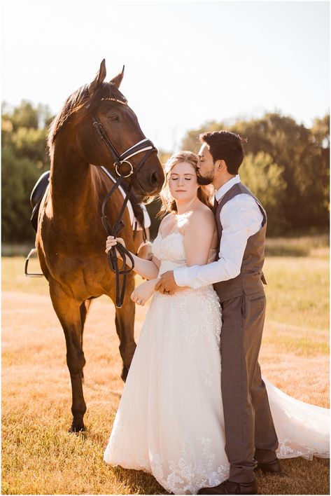 Couple Horse Photography, Horse Wedding Photos, Country Wedding Pictures, Horse Photography Poses, Equestrian Wedding, Shooting Couple, Country Western Wedding, Wedding Fotos, Pictures With Horses