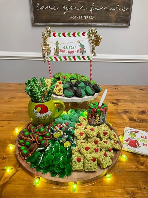 Grinch Board Food, Grinch Snack Board, Grinch Movie Night Snacks, Green Christmas Treats, Grinch Themed Sleepover, The Grinch Food, Holiday Party Ideas For Work, Whoville Recipes, Grinch Christmas Snacks