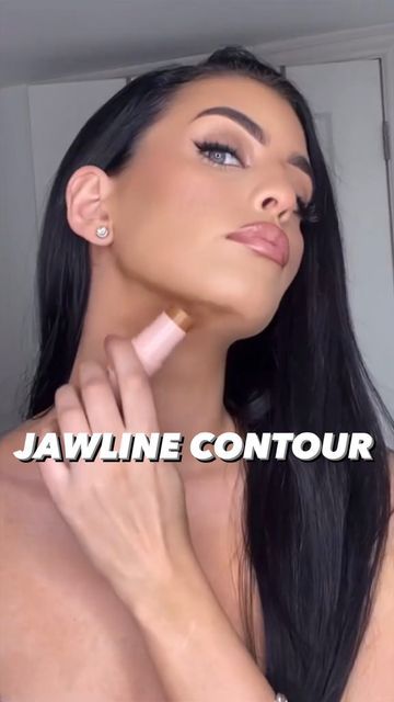 DAPHNE SIERRA on Instagram: "How to make your jawline sharper with this simple contour technique✨ #jawline #jawlinecontouring #jawlinegoals #contour #makeup #makeuptips #makeuplook #makeuptutorial" Simple Contour, Golden Highlights Brown Hair, Easy Contouring, Bold Eyebrows, Face Contouring Makeup, Contour Makeup Tutorial, Makeup For Older Women, Facial Contouring, Natural Make Up Looks