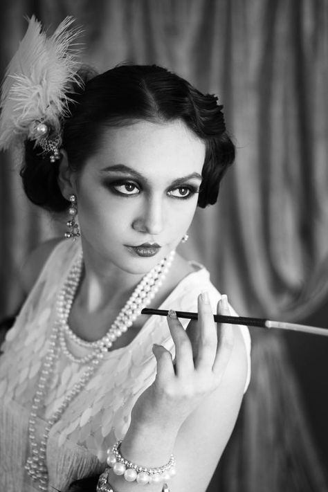 Look complet années 20 femme - Mode des années 20 20s Aesthetic, Style Année 20, Louise Brooks, Flapper Girl, 20s Fashion, Close Up Portraits, Flapper Style, Roaring Twenties, The Great Gatsby