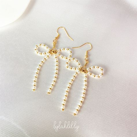 handmade earrings bow shape | pearl beads | gold hooks Beaded Bow Earrings, Diy Pearl Earrings, Earrings Handmade Beaded, Anting Manik, Earrings Diy Handmade, Homemade Earrings, Gold Hooks, Earthy Jewelry, Bracelets Handmade Diy