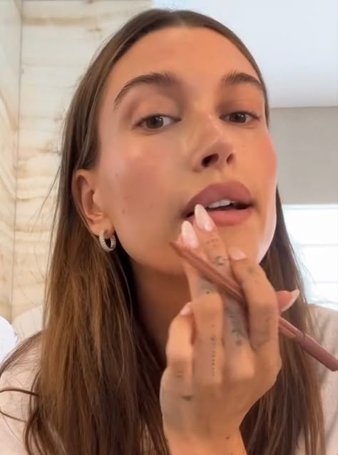 Mrs Bella, Vogue Beauty Secrets, Hailey Rhode, Her Makeup, Vogue Beauty, Emma Chamberlain, Limousin, Hailey Baldwin, Health Is Wealth