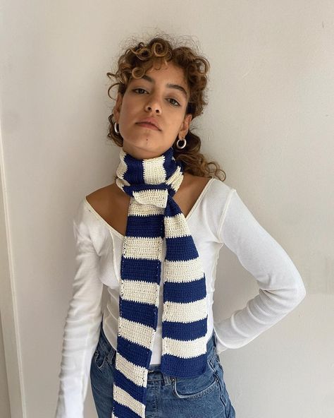 Striped Scarf Outfit, Stripe Scarf Knit, Crochet Stripe Scarf, Chunky Crochet Scarf, Cold Fashion, Scarf Outfit, Striped Scarf, Striped Scarves, Crochet Instructions