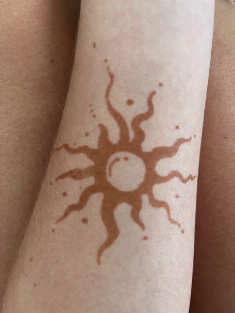 Henna Men Designs, Henna Tattoo Designs Moon, Hina Tattoo Ideas, Henna Male, Henna Ideas Aesthetic, Doodles On Skin, Spine Henna, Yellow Tattoo, Small Henna Tattoos