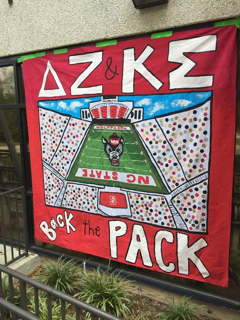 Tailgate Banner Sorority, Sorority Homecoming Banners, Sorority Parents Weekend Banner, Valentines Sorority, Frat Banner, Banner Ideas Design, Homecoming Banners, Sorority Banner Ideas, Sorority Parents Weekend