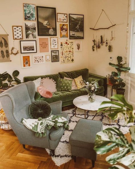 Indie Living Room, Living Room Upstairs, Plants Interior, Cute Living Room, Future Apartment Decor, Colourful Living Room, Trendy Home Decor, Apartment Decor Inspiration, Apartment Inspiration