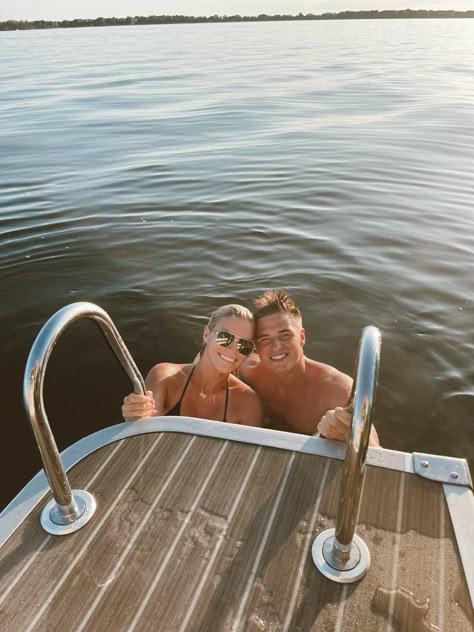 Lake Boyfriend Pictures, Couples Boat Pictures, Pontoon Photoshoot, Pontoon Boat Pictures, Lake Day Pictures Couples, Boat Pictures With Boyfriend, Lake Couple Pictures, Boating Photoshoot, Family On Boat