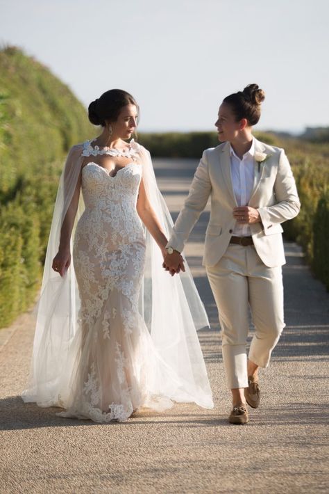 Stud Wedding Outfits, Masc Bride Outfit, Wedding Costume Woman, Lesbian Wedding Outfits Suits Style, Lesbian Beach Wedding, Lgbt Wedding Attire, Lesbian Wedding Suit, Lesbian Wedding Outfits, Lgbt Wedding Photography