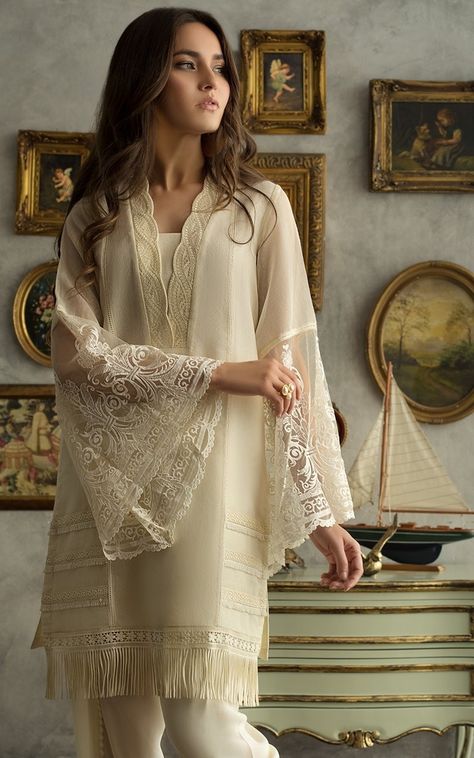 Pakistani Karachi Suits, Designer Suit Designs Indian Style, Lahori Pakistani Suit, Karachi Pattern Dress, Chiffon Suits Pakistani, Karachi Dresses Suits, White Eid Outfit Pakistani, White Pakistani Suit For Eid, White Outfits Pakistani