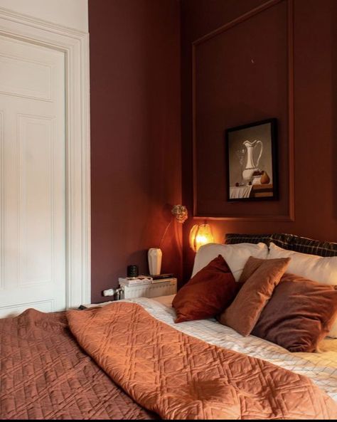 Dark Red Walls, Burgundy Bedroom, Terracotta Bedroom, Terracotta Decor, Door Paint, Bedroom Orange, Bedroom Wall Colors, Bedroom Red, Red Rooms