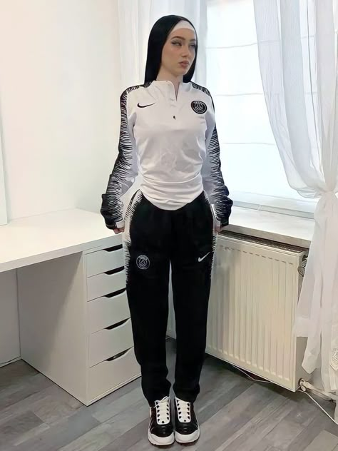 Roadman Style Women, Hijabi Football Outfit, Nike Womans Outfits, Hijabi Football, Nike Tracksuits Woman, Nike Tracksuit Outfit Women, Outfit Maranza, Sportif Outfit, Nike Tracksuit Outfit