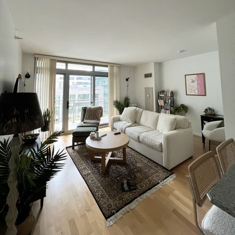 Chicago Apartment Decor, Dark Wood Floors Living Room, White Walls Living Room, Leather Couches Living Room, Living Room Wood Floor, Natural Wood Flooring, Natural Living Room, White Sofa, White Couches