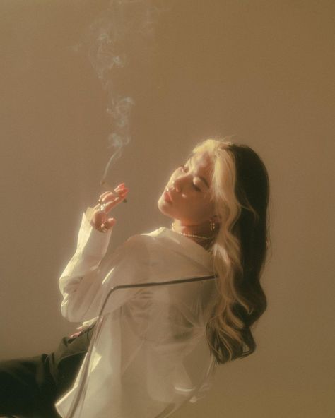 Hazy Photoshoot, Album Cover Photoshoot Ideas, Hazy Photography, Dark Bedroom Aesthetic, Bedroom Photoshoot, Hair Projects, Fotos Ideas, Creative Photoshoot, Graduation Picture