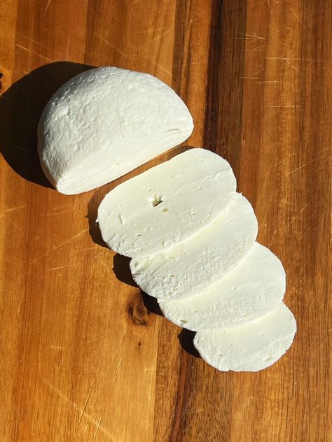 How to Make Mozzarella Cheese (2 ingredients: Milk and Vinegar) Milk And Vinegar Cheese, How To Make Motzerrela, Motzerrela Cheese, Mozarella Ball Recipe, How To Make Mozzarella, How To Make Mozzarella Cheese, Make White Vinegar, Mozerella Recipes, Mozzarella Cheese Recipe