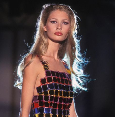 Kristy Hume, Kirsty Hume, Versace 90s, 90s Runway Fashion, Runway Fashion Couture, 90s Model, 90s Supermodels, 90s Models, Versace Couture