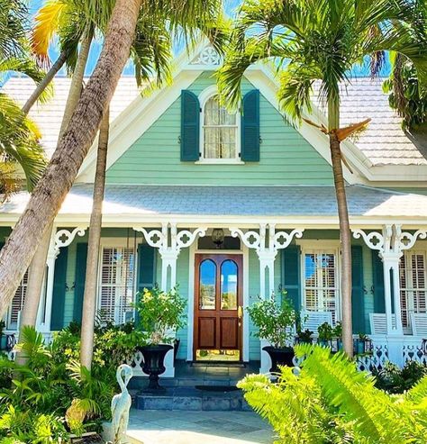 Small Southern Homes, Key West Porch, Chattel House, Hawaiian Bungalow, Sims 4 Sulani, Key West Style Homes, Houses To Draw, Old Florida Style, Key West Cottage