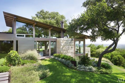 Lake | Flato Architects and Terry Hunziker Design a Hillside House in Austin, Texas Photos | Architectural Digest Lake Flato, Exterior Houses, A Modern House, Hill Country Homes, Hillside House, Modern Ranch, Exterior Cladding, Texas Homes, Modern Exterior