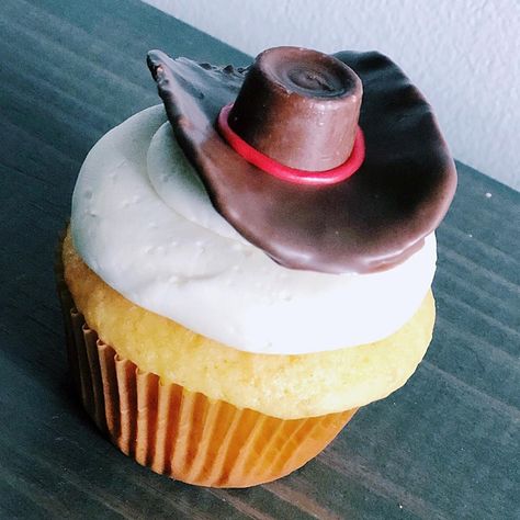 Cowboy Cupcakes - Kisses + Caffeine Cowboy Hat Cupcake Topper, Cowboy Hat Cupcakes, Cowboy Theme Cupcakes, Western Birthday Cupcakes, Cowboy Cakes For Boys, Rodeo Cupcakes, Cowboy Hat Cake Topper, Western Cupcakes, Cowgirl Cupcakes