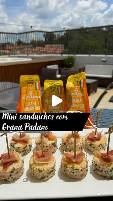 Jacquelline Iaguchi | Brindando e Comendo on Instagram: "Essa ideia de mini sanduíche envolto em Grana Padano vai dar um upgrade nos seus petiscos e impressionar!

Queijo Grana Padano @granarolobrasil 
Pão de forma
Cream cheese
Tomate seco
Salsinha fresca
Presunto cru

Começamos cortando os discos de pão de forma com um cortador (também pode ser uma taça ou copo de shot) e levamos para a airfryer a 180C por cerca de 3 minutos, até ficarem crocantes. Para o recheio, misturamos o cream cheese, o tomate seco picado e um pouco do Grana Padano ralado, formando um creme.
Para a montagem, recheamos os discos com um pouco do patê, formando um sanduíche, e espalhamos um pouco também nas bordas para aderir melhor a cobertura. Então os envolvemos em uma mistura de Grana Padano e salsinha picada, cobr Appetizer, Cream Cheese, On Instagram