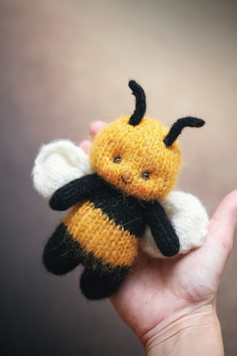 Pattern is only available in ENGLISH. Knitting Bee - Height - 13cm This is not a finished product. This is a knitting PATTERN pdf. 2 single pointed knitting needles. Flat knitting. Knitting cute Honey Bee This pattern is for personal use only. If you want to sell one or two ready-made mascots for charity, please contact me. No part of this DESIGN or TEXT may be reproduced, copied, translated or transmitted without permission Bumble Bee Knitting Pattern, Knitted Bee Pattern Free, Knitted Tutorial, Bee Knitting Pattern, Bee Knitting, Knitting Cute, English Knitting, Etsy Patterns, Double Knitting Patterns