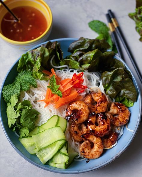 SHRIMP VERMICELLI BOWLS😍Let’s be real, it’s 500 degrees outside and we need quick, easy, cold meals that don’t require us to turn on the oven. This Shrimp Vermicelli Bowl hits on all counts - the shrimp takes less than 3 minutes to cook, and the cold noodles pair perfectly with fresh crisp veggies and fresh herbs. Inspired by Vietnamese flavors, this bowl is the flavor bomb you’re going to want to have for lunch AND dinner all week long. You’re gonna love this one!Serves 2.Ingredients:For the L Prawn Vermicelli Noodles, Shrimp With Vermicelli Noodles, Vietnamese Recipes Shrimp, Vermicelli Shrimp Recipes, Shrimp Vermicelli Recipes, Shrimp Vermicelli Bowl, Vermicelli Bowl Sauce, Vietnamese Bowls, Vietnamese Vermicelli Bowl