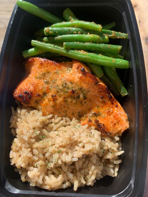 #mealprep #healthy #easymealprep Seasoned Brown Rice, Salmon And Brown Rice, Almond Daughter, Salmon Meal Prep, Healthy Weight Gain Foods, Honey Garlic Salmon, Chicken And Brown Rice, Garlic Salmon, Brown Rice Recipes