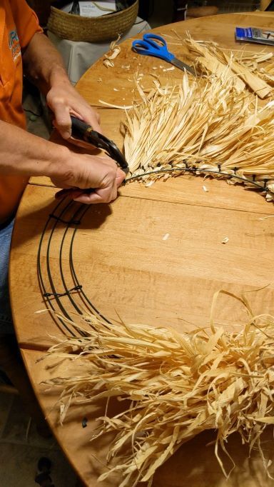 Corn Husk Wreaths How To Make, Corn Husk Porch Decor, Dried Corn Cobs Fall Decorating, Corn Shuck Wreath, Weaving Corn Husk, Corn Cob Wreath, Corn Shuck Crafts, Corn Husk Wreath Tutorial, Corn Husk Pumpkins