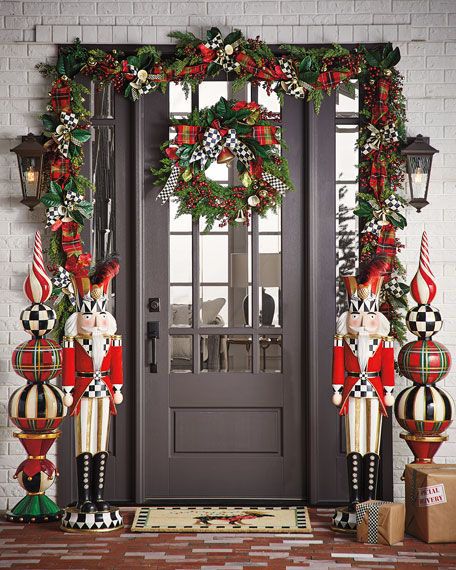 From berry-filled looks and traditional wreaths to fail-safe string lights and ornaments, check out our roundup of 41 Christmas door decor ideas to spark inspiration for your own home’s facade. #christmas #christmasdecorations #holiday #holidaydecor #decorations #home #frontdoor #doors #christmasideas #holidayideas #doordecoration #elledecor Castle Guard, Outside Christmas Decorations, Front Door Christmas Decorations, Christmas Front Doors, Christmas Porch Decor, Christmas Decorations Living Room, White Christmas Decor, Front Porch Christmas Decor, Christmas Porch