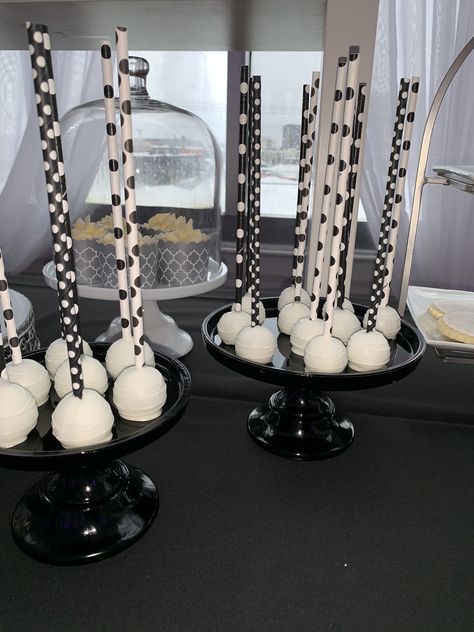 Black And White Sweet 16 Theme, Sweet Sixteen Candy Bar, College Announcements, Sweet 16 Themes, Bar Black, Black And White Theme, Sweet Sixteen, Coco Chanel, Birthday Theme