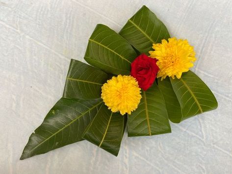 Grihpravesh Decoration, Mango Leaves Decoration Ideas, Mango Leaves Decoration Indian, Mango Leaf Decorations, Mango Leaves Decoration, Onam Decor, Leaf Decoration Ideas, Background Decoration Ideas, Mango Background