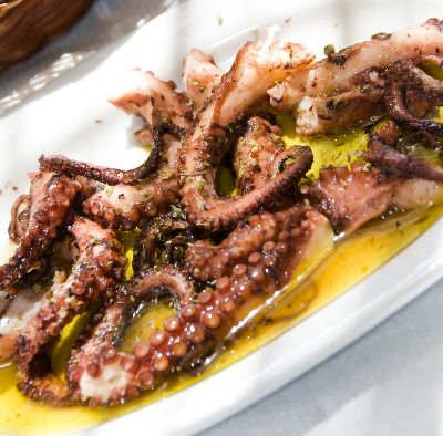 Octopus Dishes, Greek Meze, Greek Kitchen, Octopus Recipes, Calamari Recipes, Greek Foods, Grilled Octopus, Octopus Squid, Food Fish