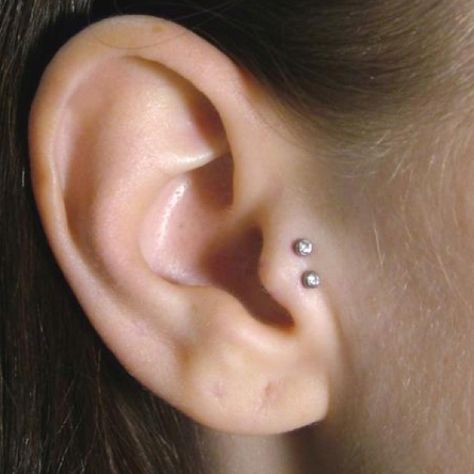 So cute! If my tragus piercing didn't hurt so bad the first time, I would totally do this to my other one. Double Tragus Piercing, Double Tragus, Ears Piercing, Double Tongue Piercing, Surface Piercing, Cartilage Ear Cuff, Ear Piercings Tragus, Fake Earrings, Double Piercing