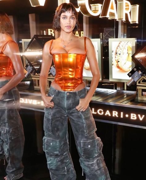 Laquan smith corset // laquan smith Metallic Corset Outfit, Metallic Corset, Corset Outfit, Laquan Smith, Corset Bustier, Irina Shayk, Pinterest Outfits, High Fashion, Style Me