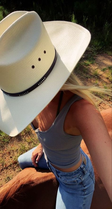 Western Clean Girl Aesthetic, Cowgirl Hat Styles, Ranch Vibes Aesthetic, Lana Country Aesthetic, Contry Asthetic, Cowgirl Fall Outfits, Country Life Style, Ranch Outfits, Traje Cowgirl