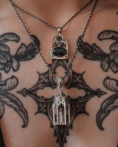 More to add to the Gothic architecture jewellery collection ⚔️ and I'm not mad about it. Both pendants from @opuspocus_jewelry who kindly also surprised me with this beautiful Labradorite piece which happens to be my favourite stone 🥹🖤 Bottom is the Lux In Tenebris. A beautiful architecture tower with a candle in the middle. (Back in stock around summer) Top is the Medieval Times pendant. *Gifted Lux In Tenebris, Architecture Tower, Autumn Core, Gothic Jewellery, Alchemy Gothic, Metal Core, Gothic Gifts, Medieval Times, The Gothic