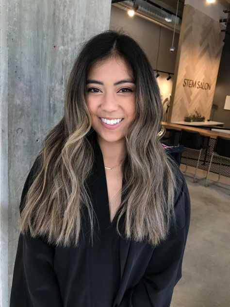 Dark Root Ash Brown Balayage, Dyed Hair Trends 2023, Dark Roots Light Ends, Black Roots Blonde Hair, Dark Brunette Balayage, Brown Ombre Hair Color, Wedding Hair Colors, Black Hair Balayage, Ash Hair Color