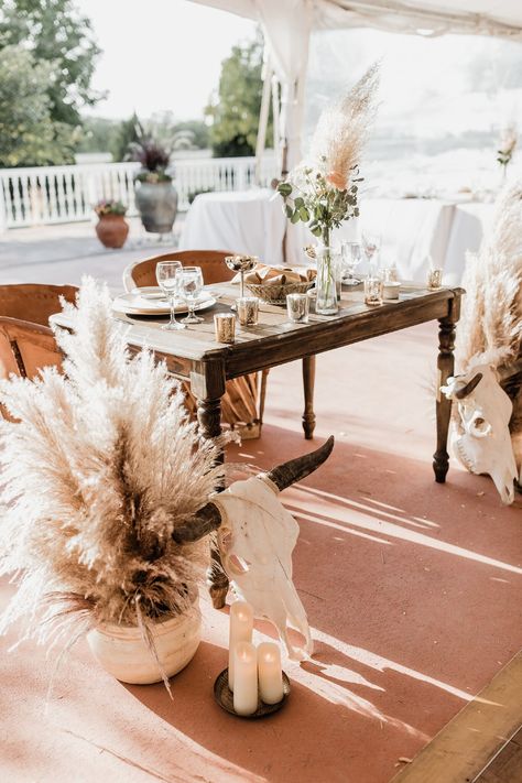 Cowboy Wedding Table Decor, Boho Cowgirl Style Western Chic Decor, Western Sweetheart Table Wedding, Cow Skull Wedding Decor, Sweetheart Table Wedding Boho, Western Sweetheart Table, Boho Wedding Reception Outdoor, Boho Sweetheart Table Wedding, Wedding Skulls