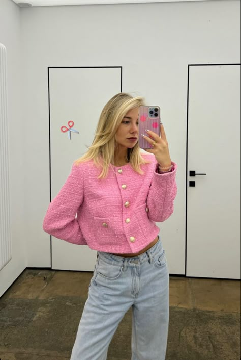 Pink Tweed Blazer Outfit, Tweed Blazer Outfit, Pink Jacket Outfit, Cropped Jacket Outfit, Milan Outfits, Tweed Jacket Outfit, Pink Tweed Jacket, Look Rose, Chique Outfits