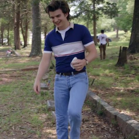 Stranger Things: Bts Steve Harrington Season 4 Outfit, Steve Harrington Halloween Party, Steve Harrington Inspired Outfit, Stranger Things Outfit Men, 80s Clothes Men, Tyler Fits, Stranger Things Bts, Steddie Fanart, 90s Men Fashion